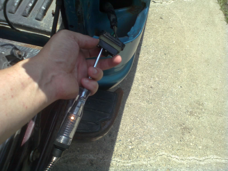 Hmm, got power going into the lamp housing...